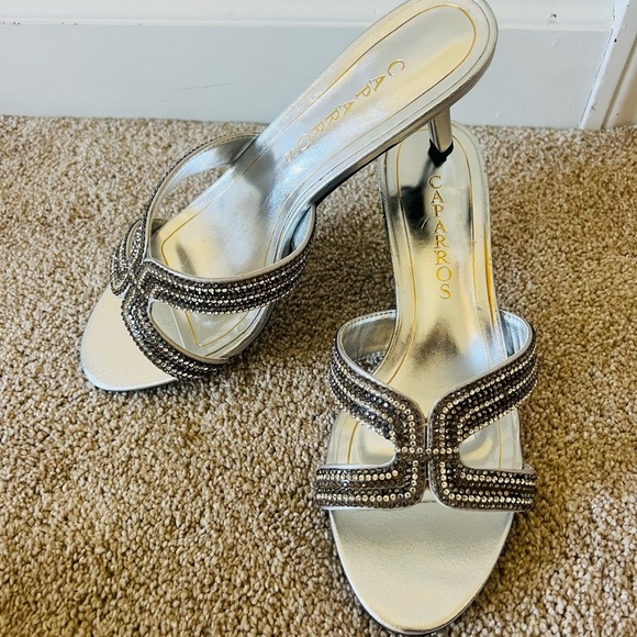 Caparros Silver Women's heels size 7.5 - Picture 3 of 9